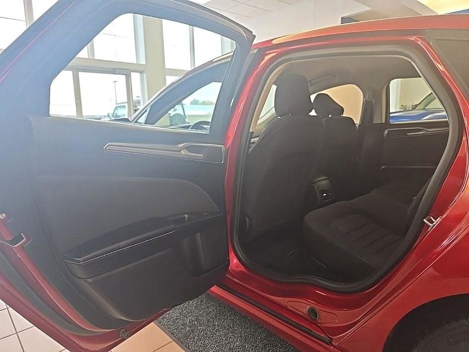 Used 2020 Ford Fusion SE image 29