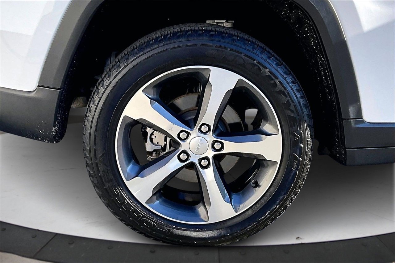 Used 2023 Jeep Grand Cherokee Limited image 35