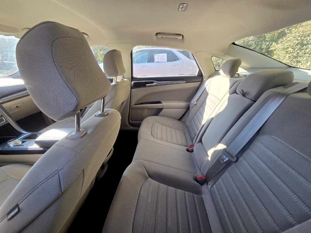 Used 2020 Ford Fusion SE FWD image 12