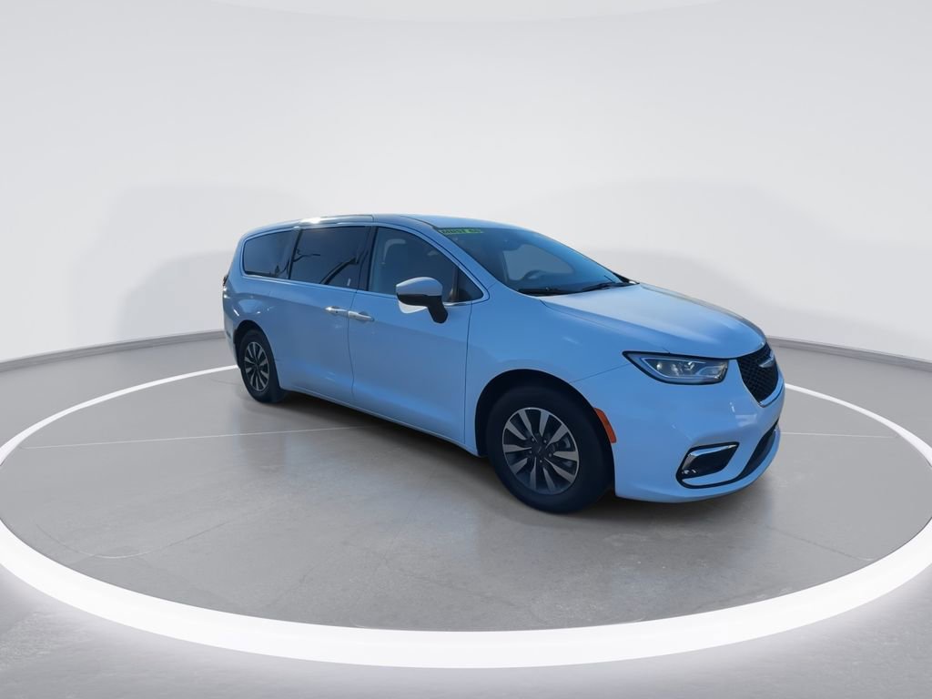 Used 2023 Chrysler Pacifica Touring-L image 2