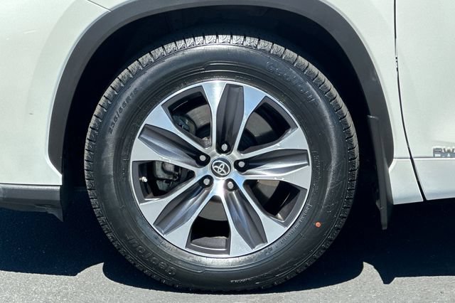Used 2020 Toyota Highlander XLE AWD/4WD image 34