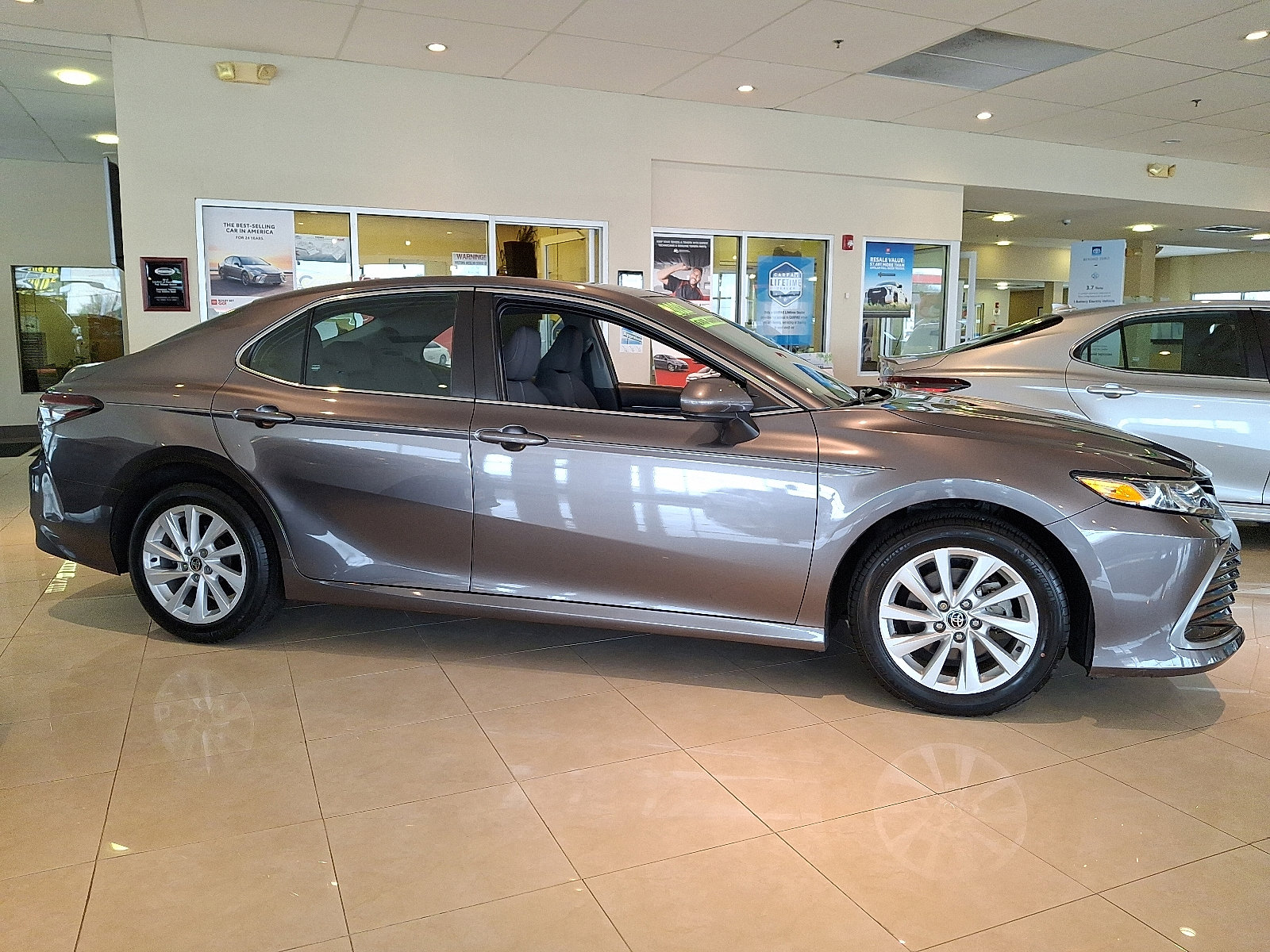 Used 2022 Toyota Camry LE AWD/4WD image 9