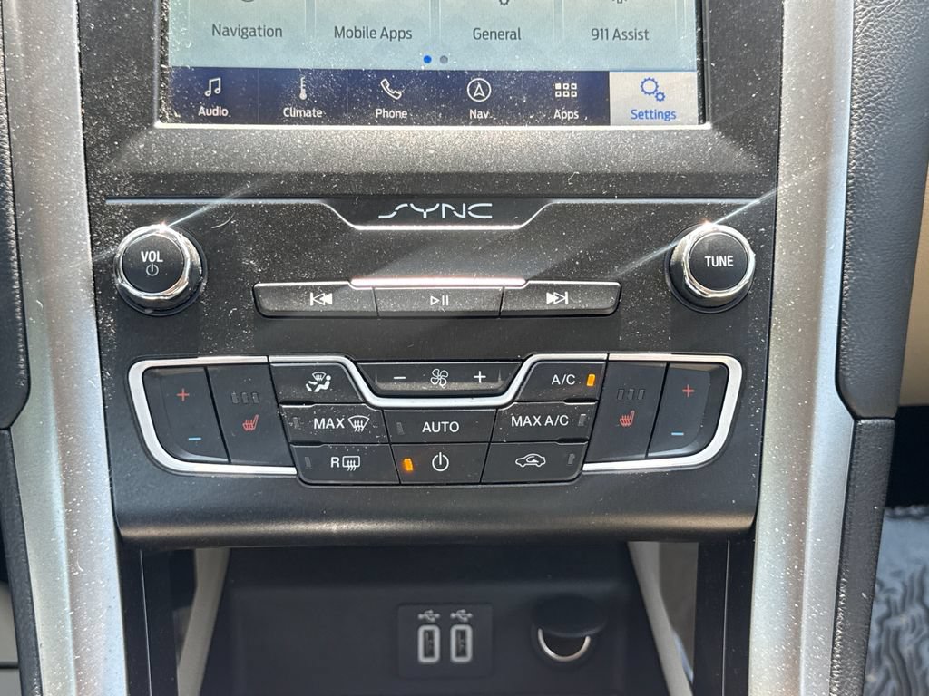 Used 2020 Ford Fusion SE AWD/4WD image 24