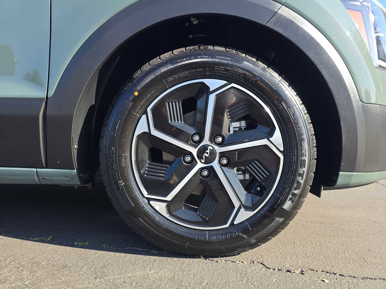 Used 2023 Kia Niro EX image 9