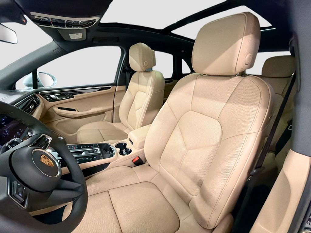 Certified 2025 Porsche Macan AWD/4WD image 5