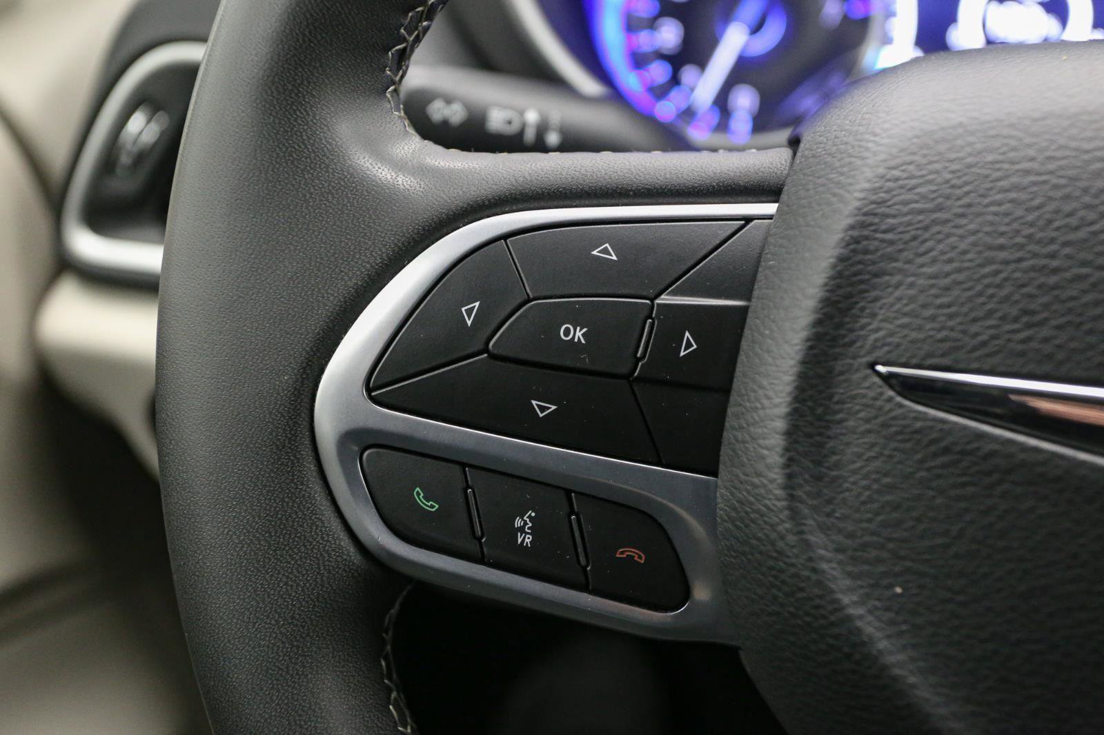 Used 2024 Chrysler Pacifica Touring-L image 34