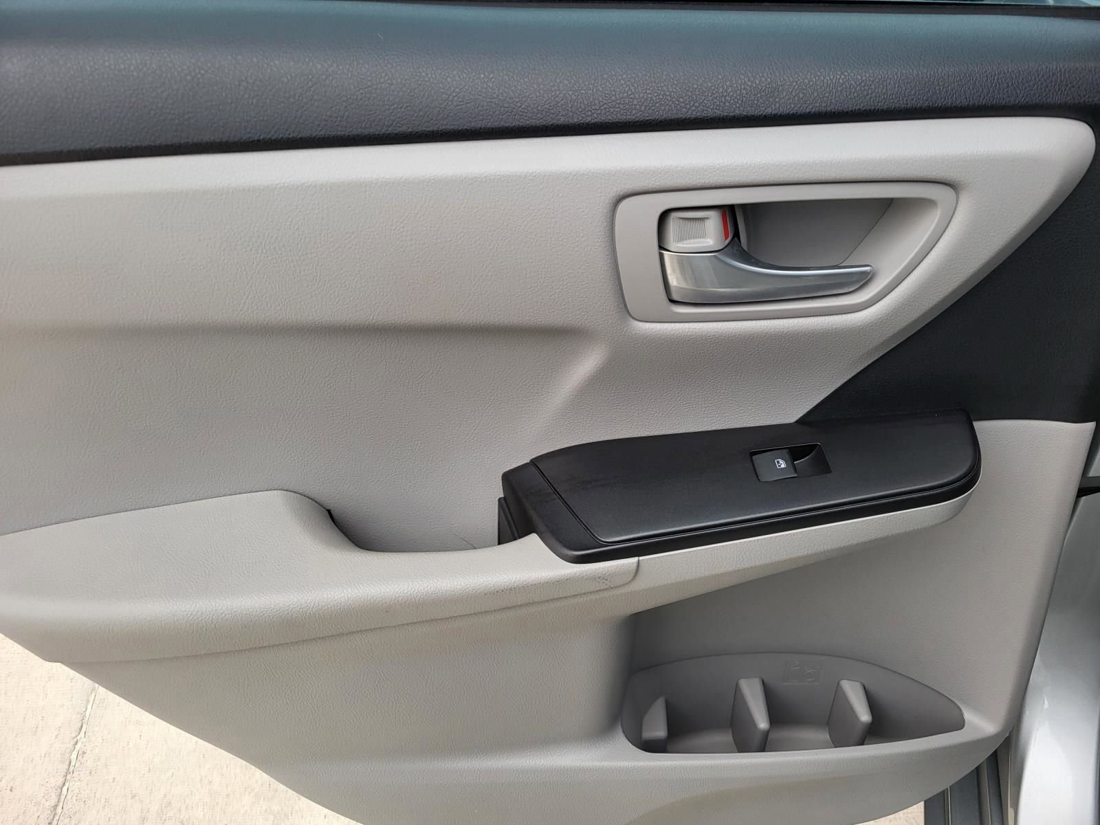 Used 2017 Toyota Camry LE image 11