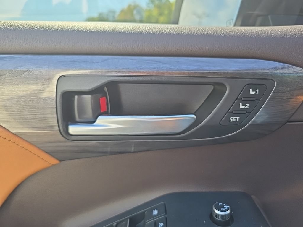 Used 2020 Toyota Highlander Platinum AWD/4WD image 14