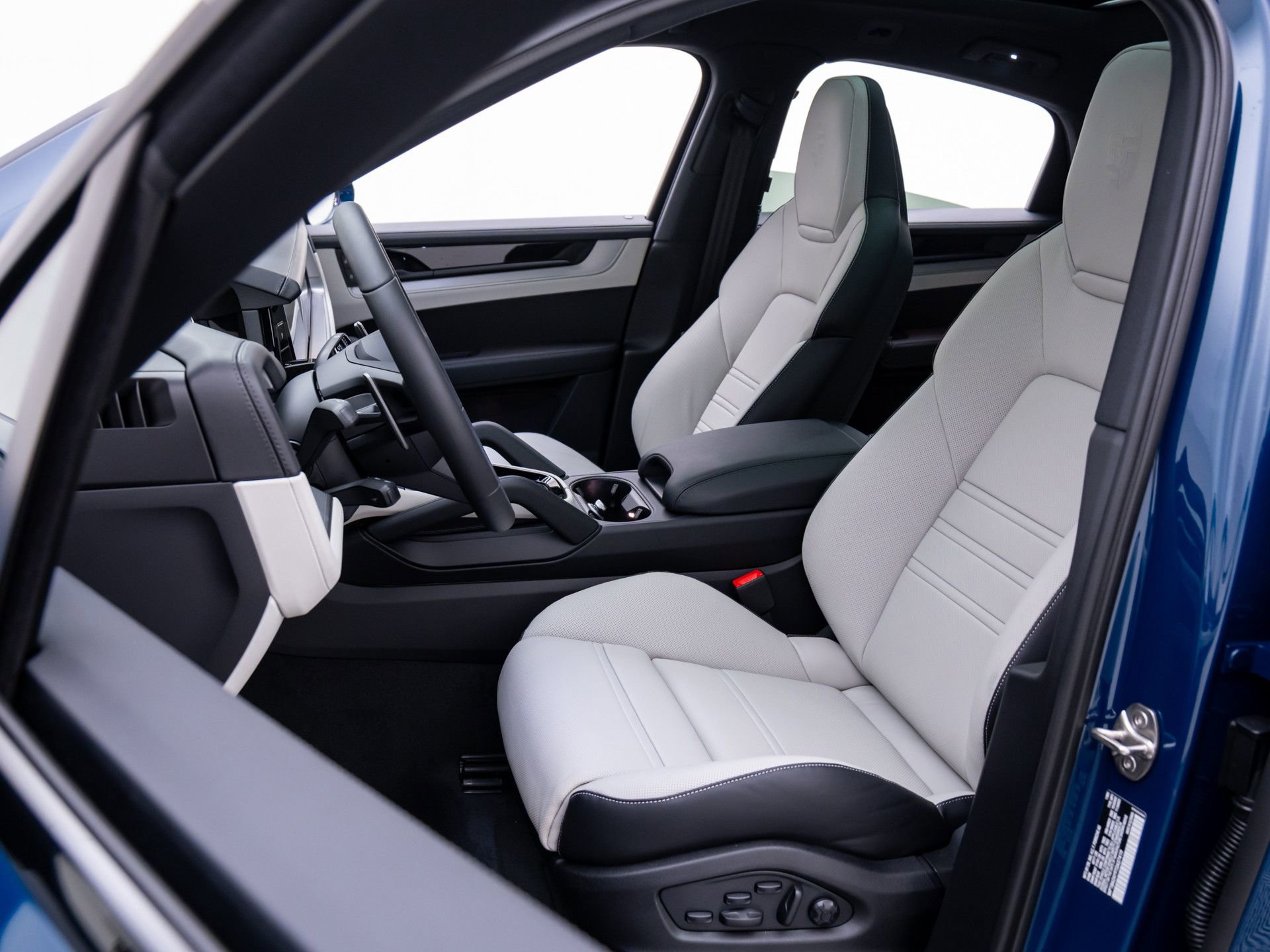 New 2026 Porsche Cayenne Coupe AWD/4WD image 5