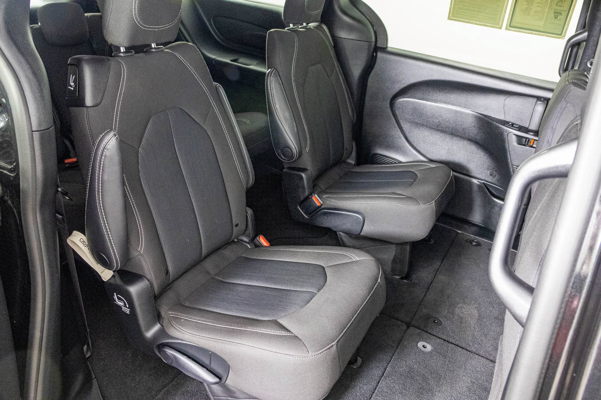 Used 2023 Chrysler Pacifica Touring FWD image 42