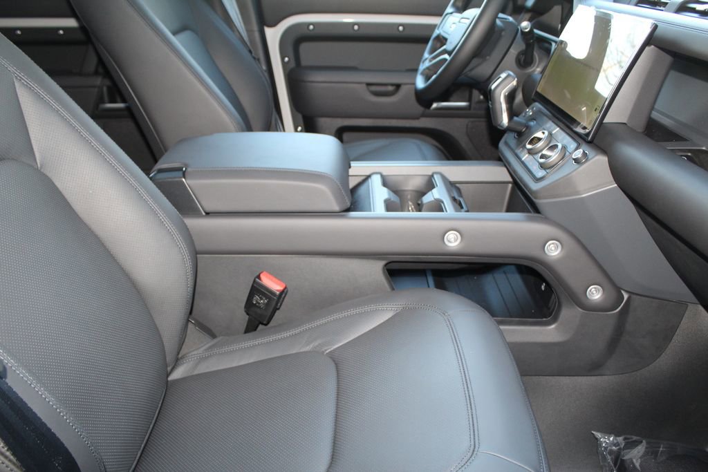 New 2026 Land Rover Defender 130 X-Dynamic SE image 3
