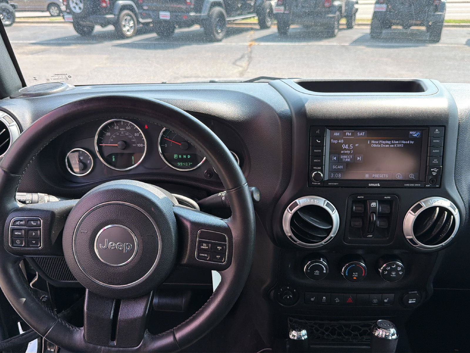 Used 2018 Jeep Wrangler Unlimited Sahara w/ Connectivity Group AWD/4WD image 11