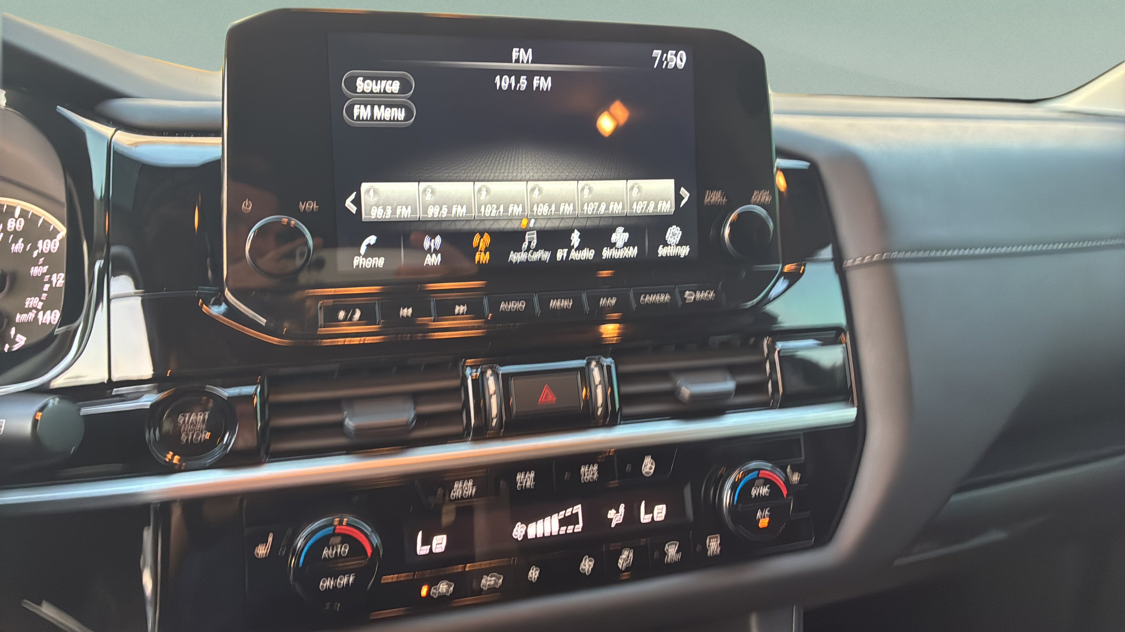 Used 2025 Nissan Pathfinder SL FWD image 16