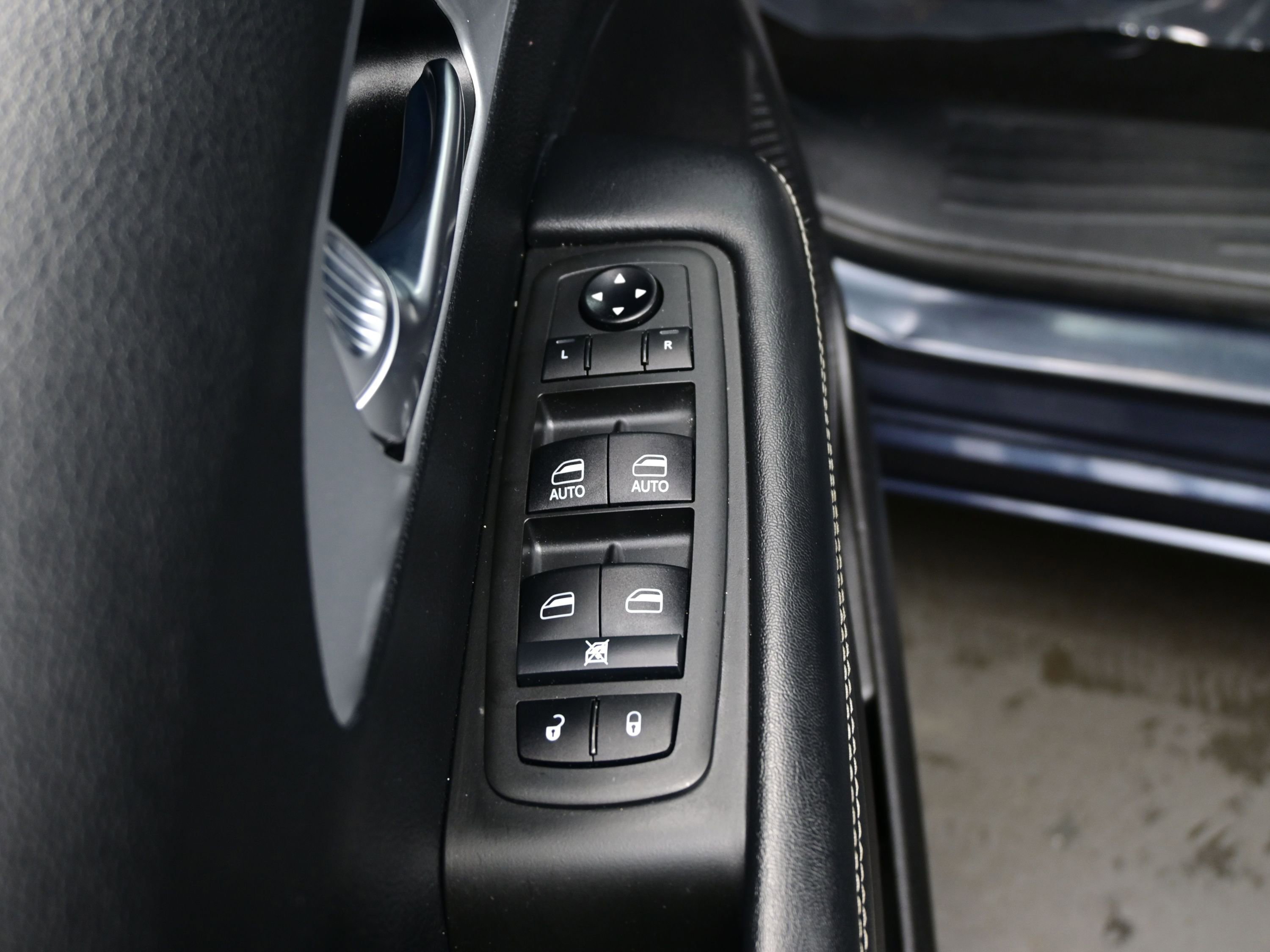 Used 2021 Chrysler Pacifica Touring w/ Uconnect Theater Family Group image 10