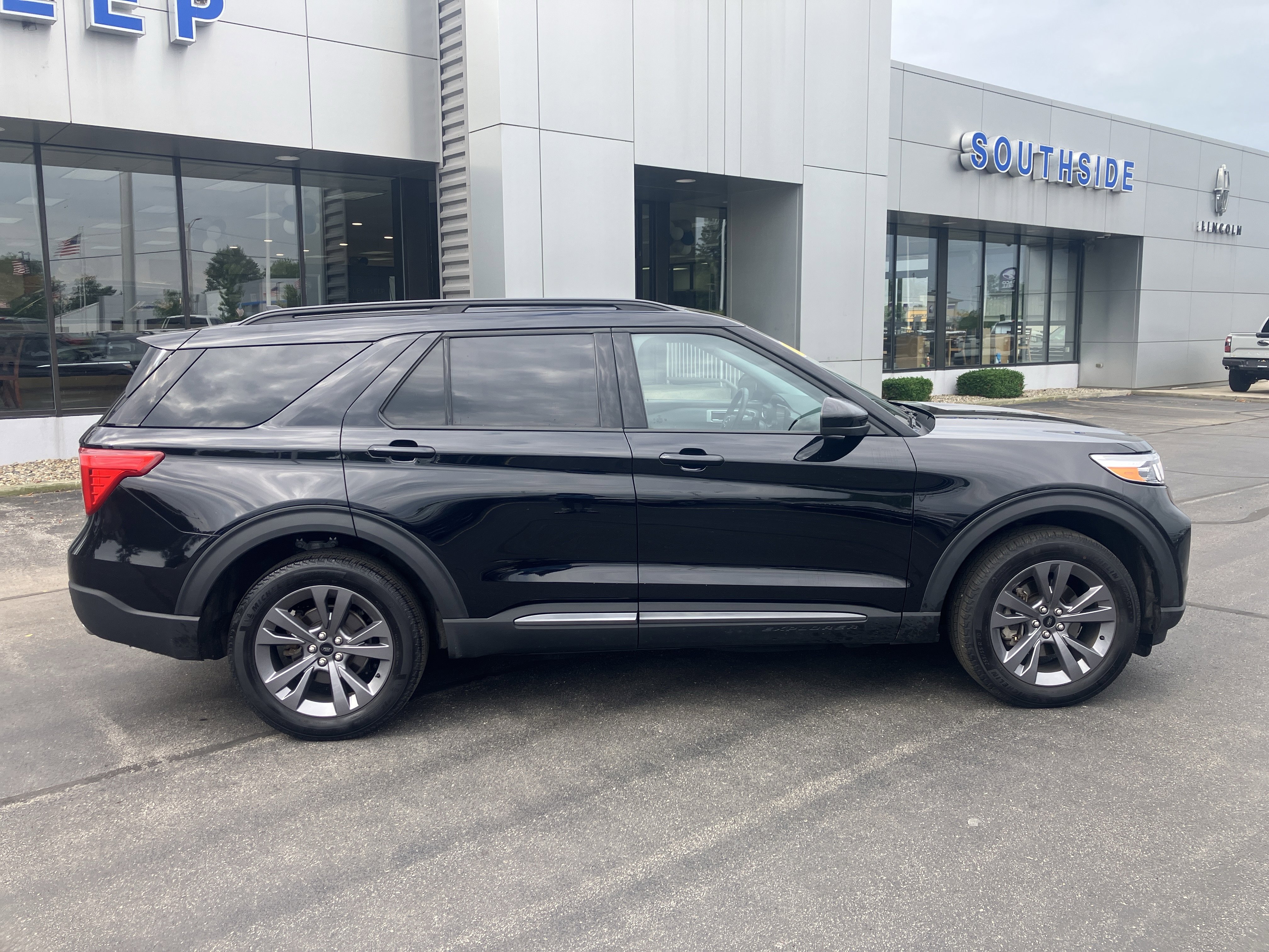 Used 2024 Ford Explorer XLT w/ Equipment Group 202A AWD/4WD image 8
