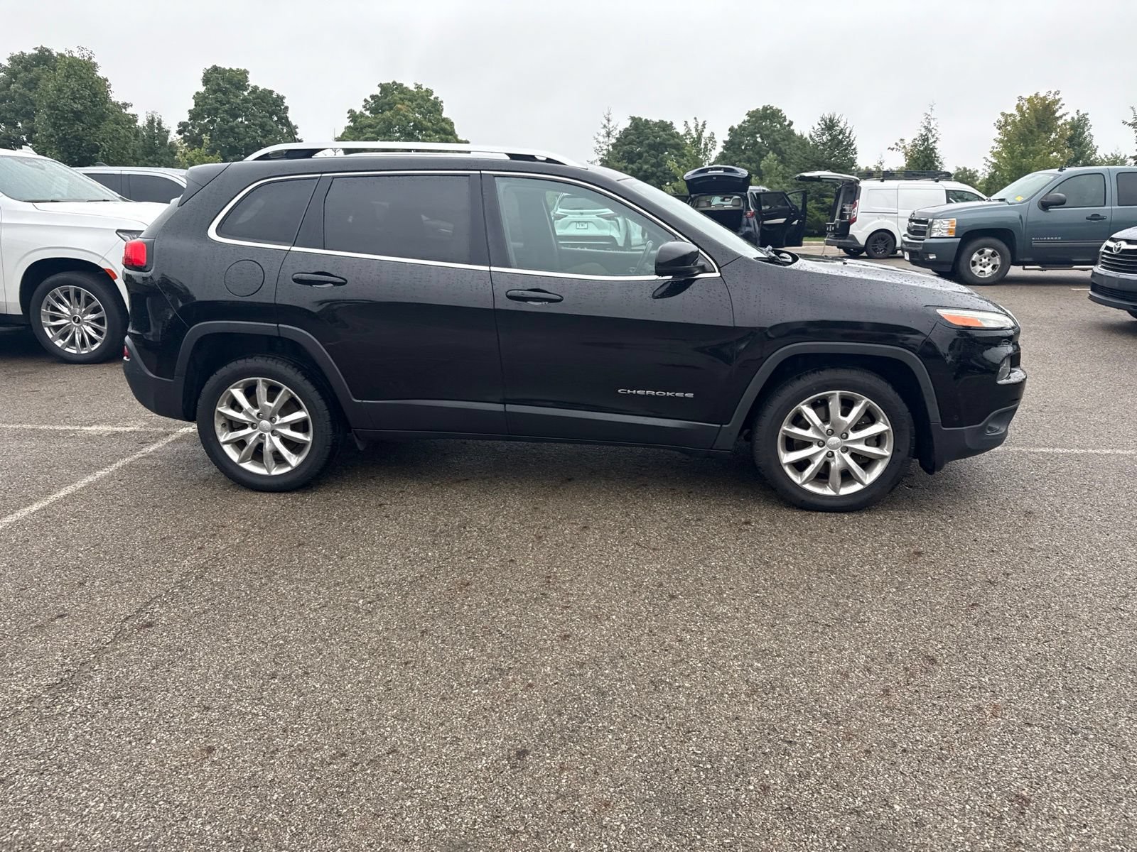 Used 2017 Jeep Cherokee Limited w/ Luxury Group FWD image 4
