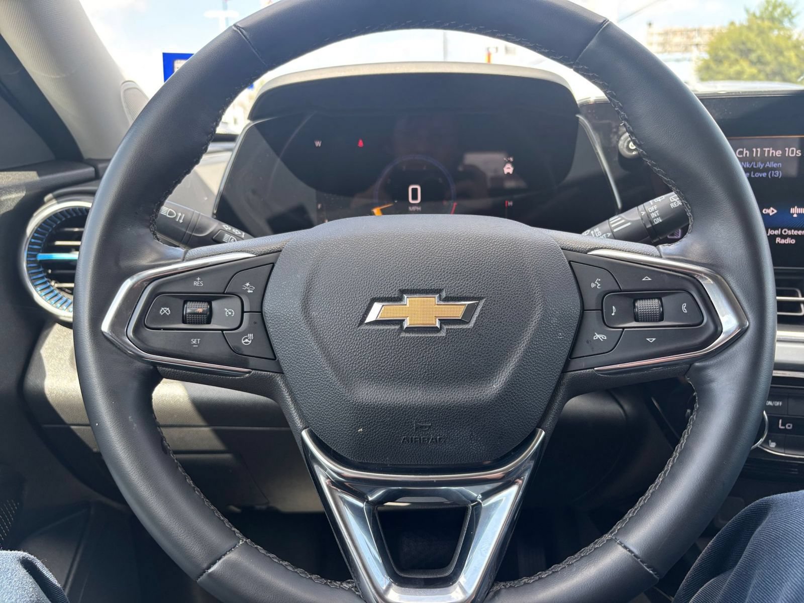 Used 2025 Chevrolet Trax LT w/ LT Convenience Package FWD image 22