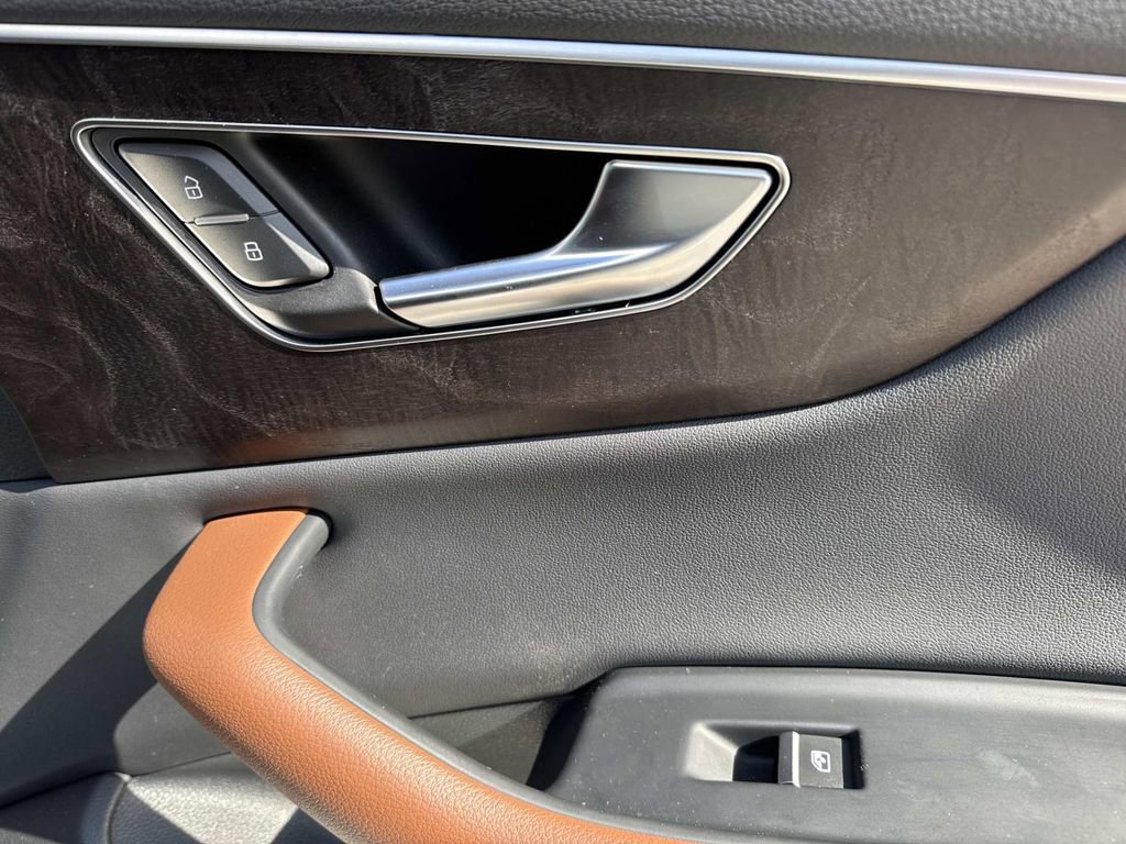 Used 2023 Audi Q8 Premium image 20