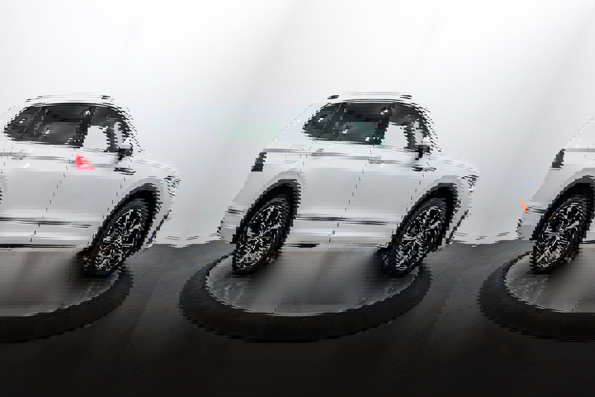 Used 2024 Volkswagen Tiguan SEL R-Line image 3