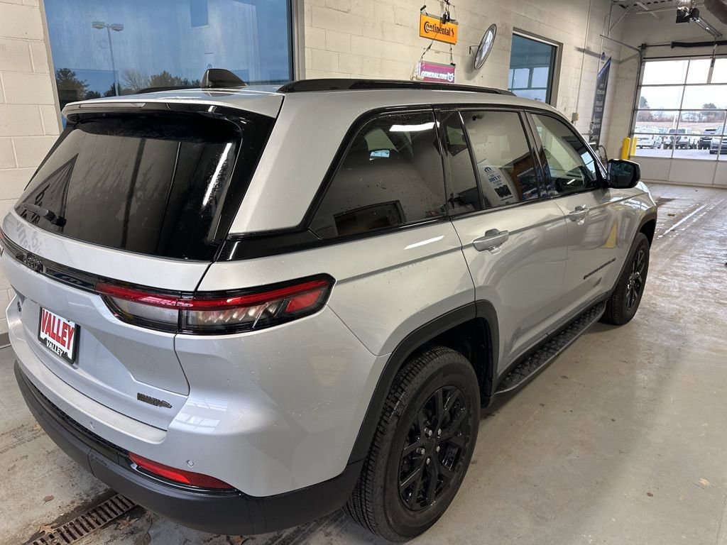 Used 2024 Jeep Grand Cherokee Altitude image 45
