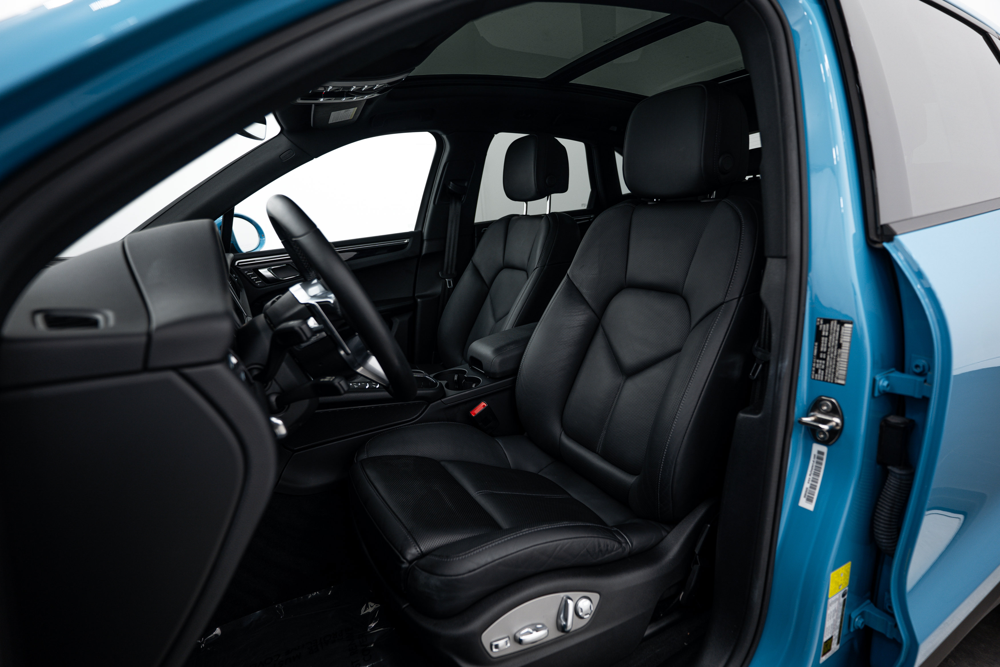 Certified 2019 Porsche Macan AWD/4WD image 5