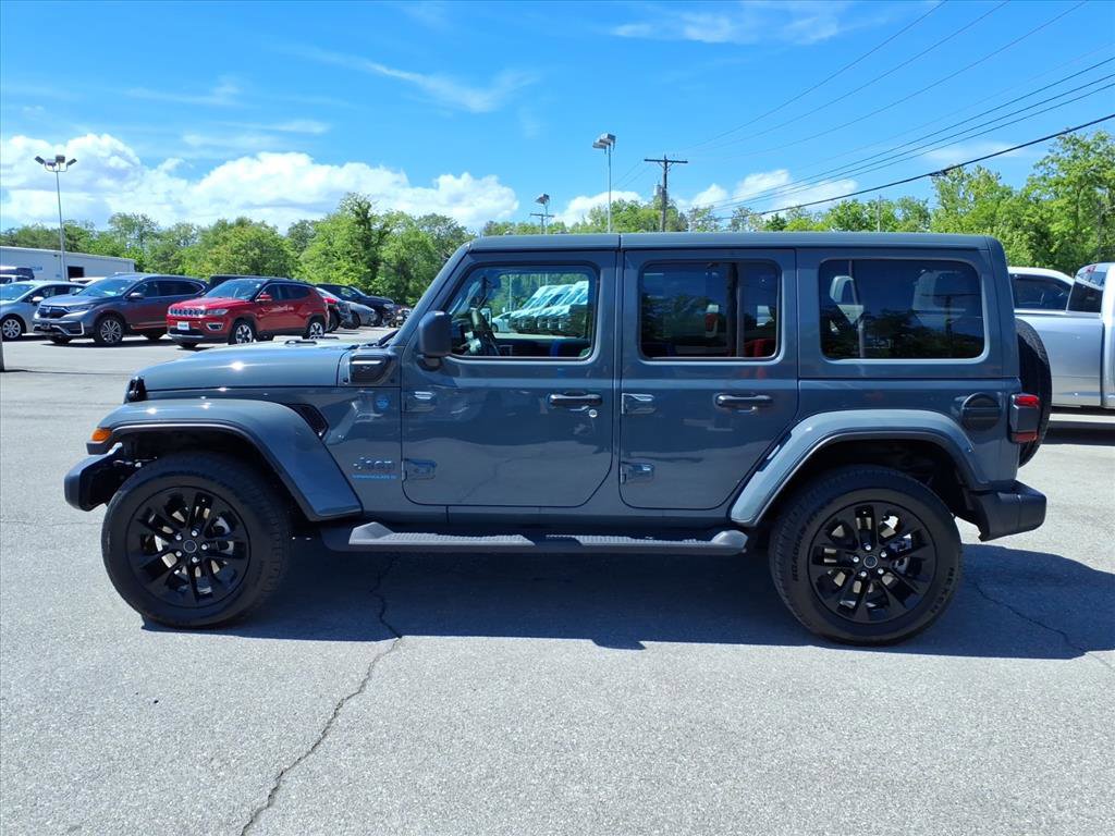 Used 2025 Jeep Wrangler Unlimited Sahara AWD/4WD image 7