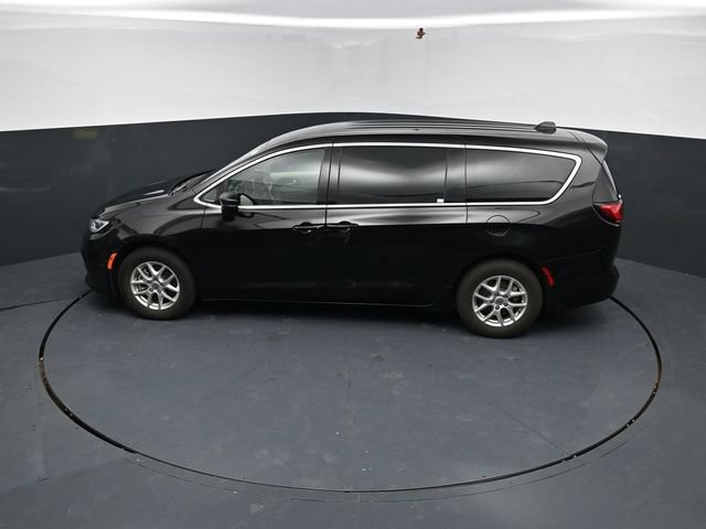 Used 2024 Chrysler Pacifica Touring-L FWD image 37