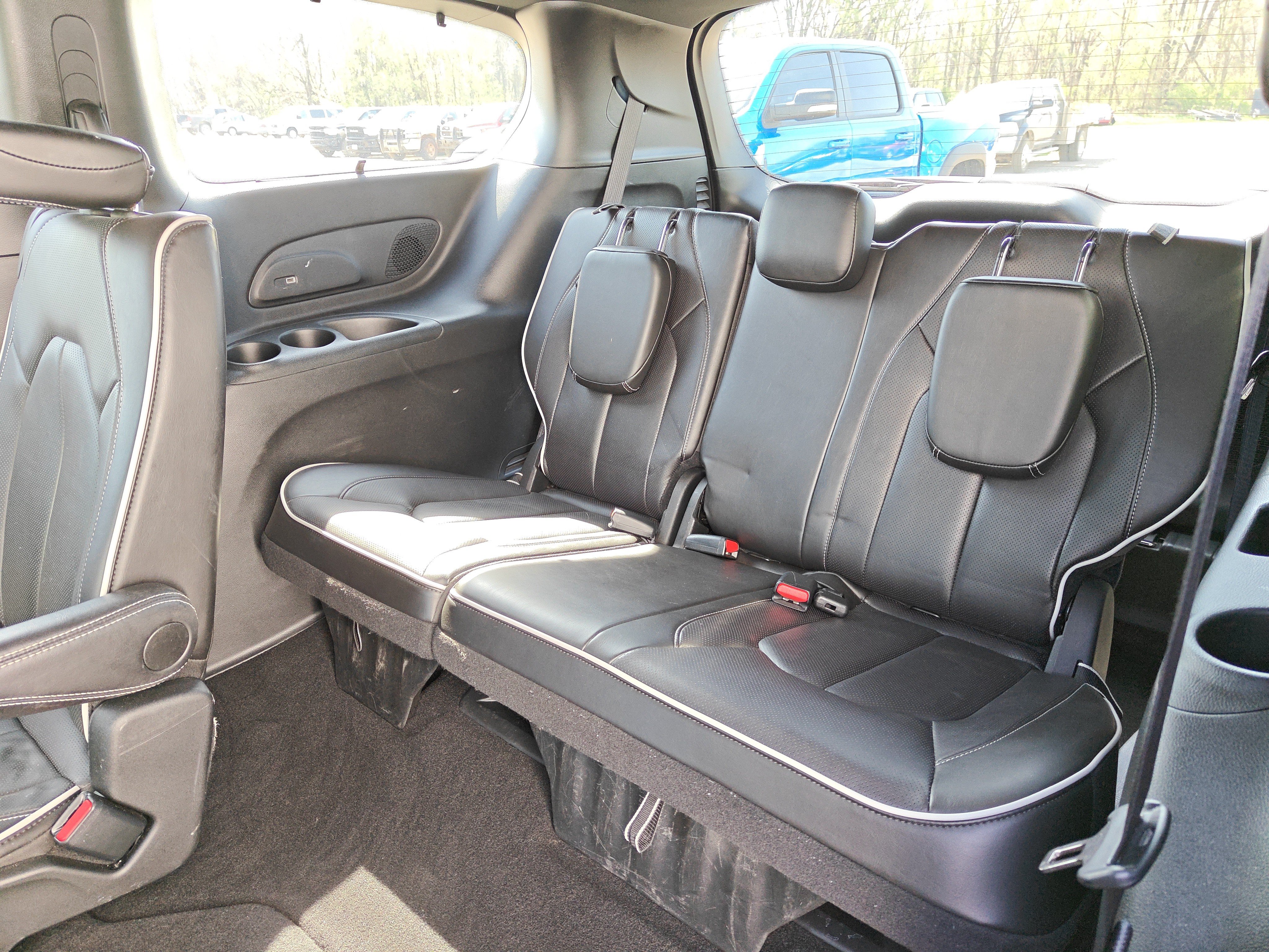 Used 2025 Chrysler Pacifica Limited FWD image 33