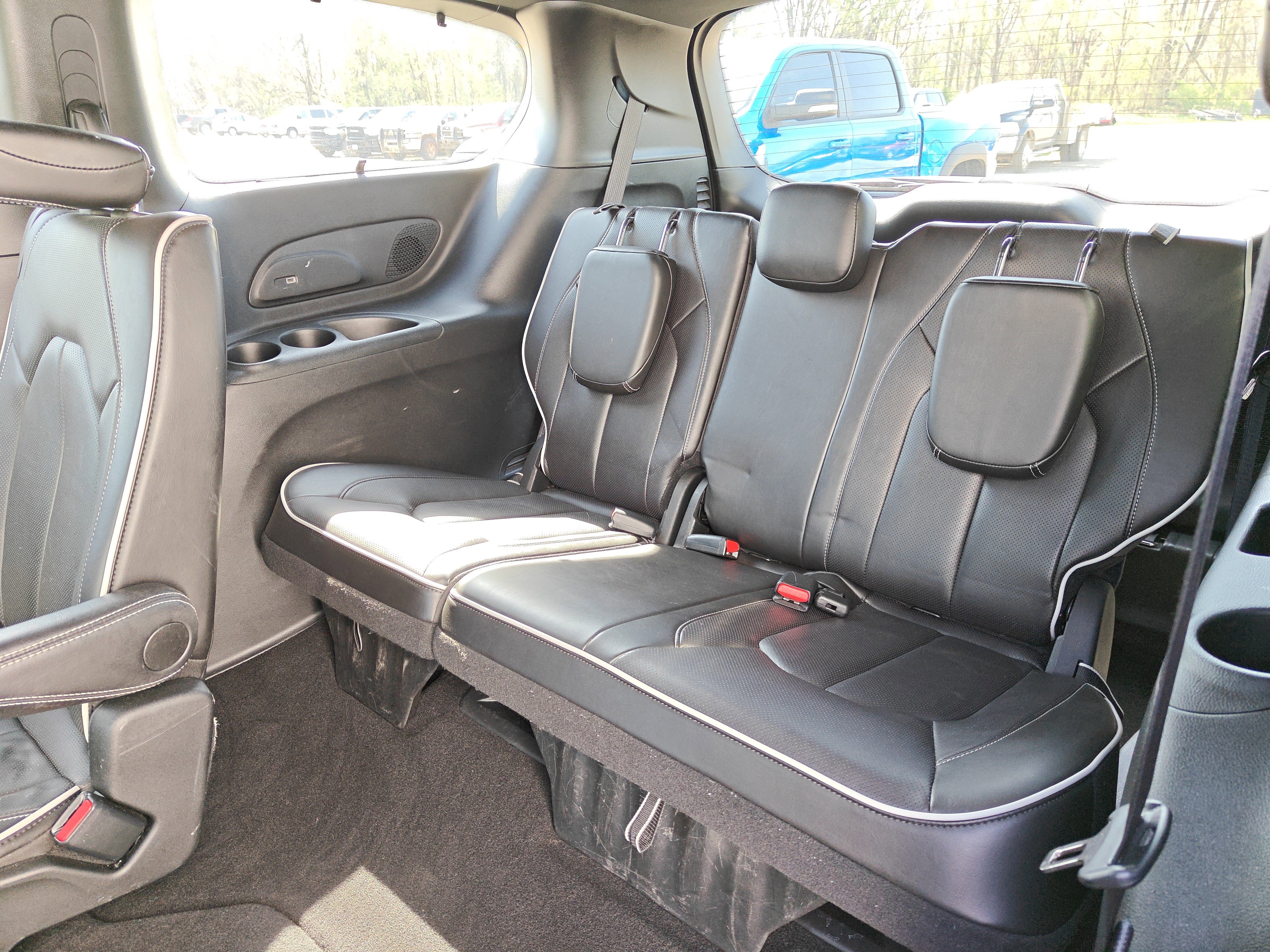 Used 2025 Chrysler Pacifica Limited FWD image 33