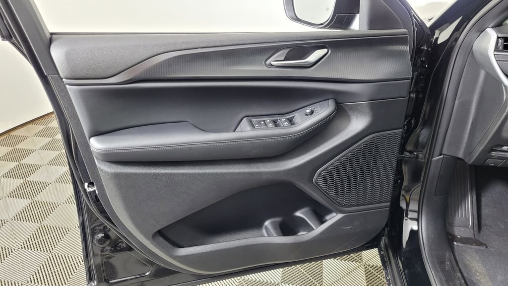 New 2025 Jeep Grand Cherokee Laredo w/ Luxury Tech Group I image 13