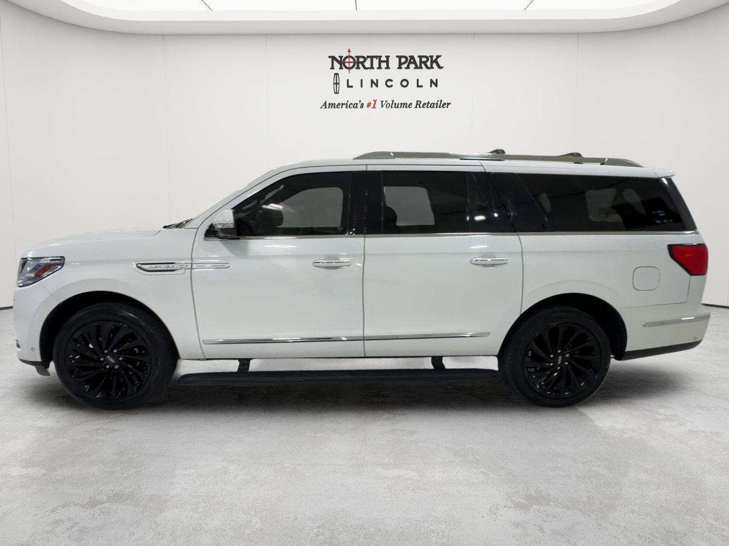 Used 2021 Lincoln Navigator L Reserve RWD image 2