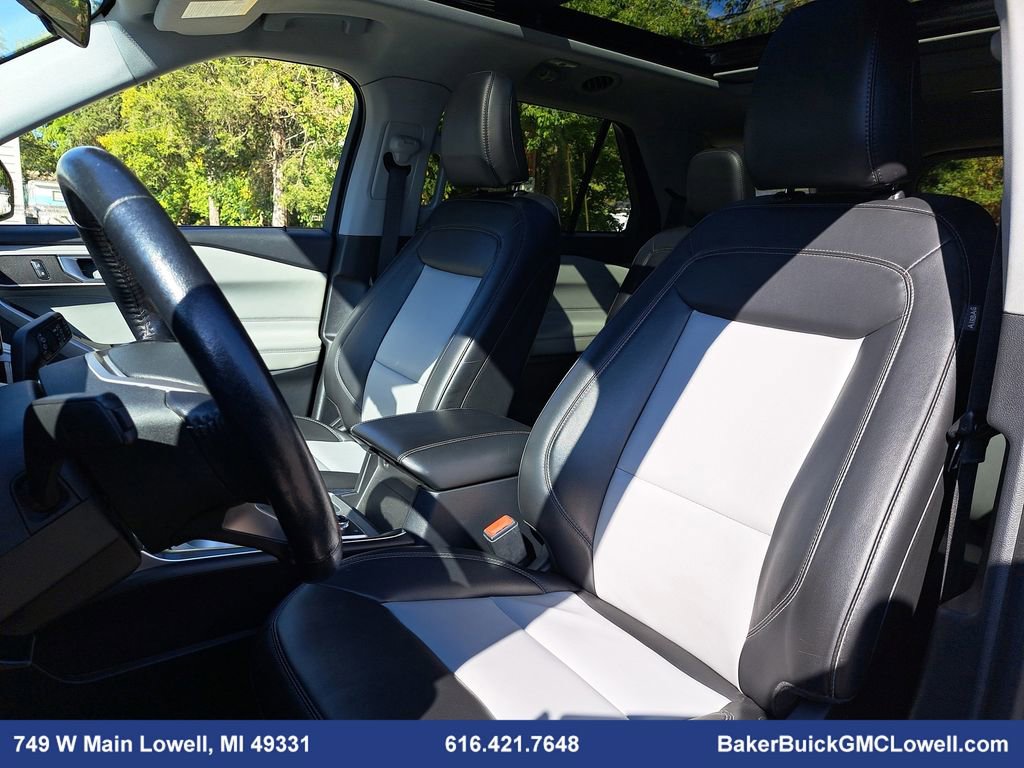 Used 2022 Ford Explorer XLT w/ XLT Sport Appearance Package image 16