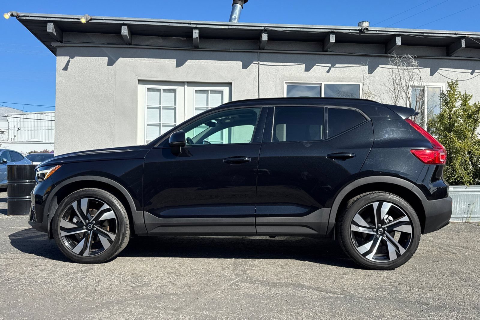 Used 2023 Volvo XC40 B5 Plus w/ Protection Package Premier AWD/4WD image 6