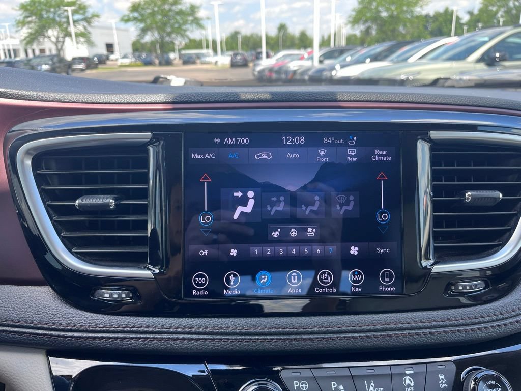 Used 2019 Chrysler Pacifica Limited w/ Tire & Wheel Group FWD image 14