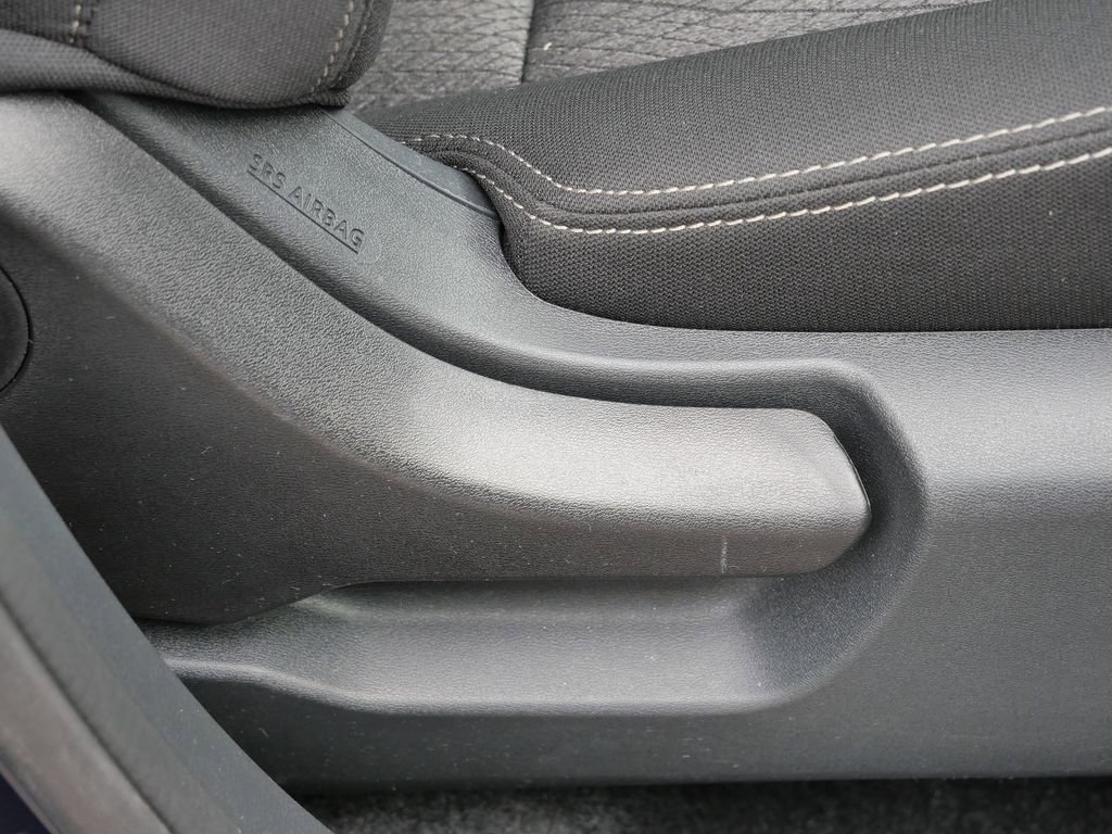 Used 2025 Nissan Rogue SV AWD/4WD image 16