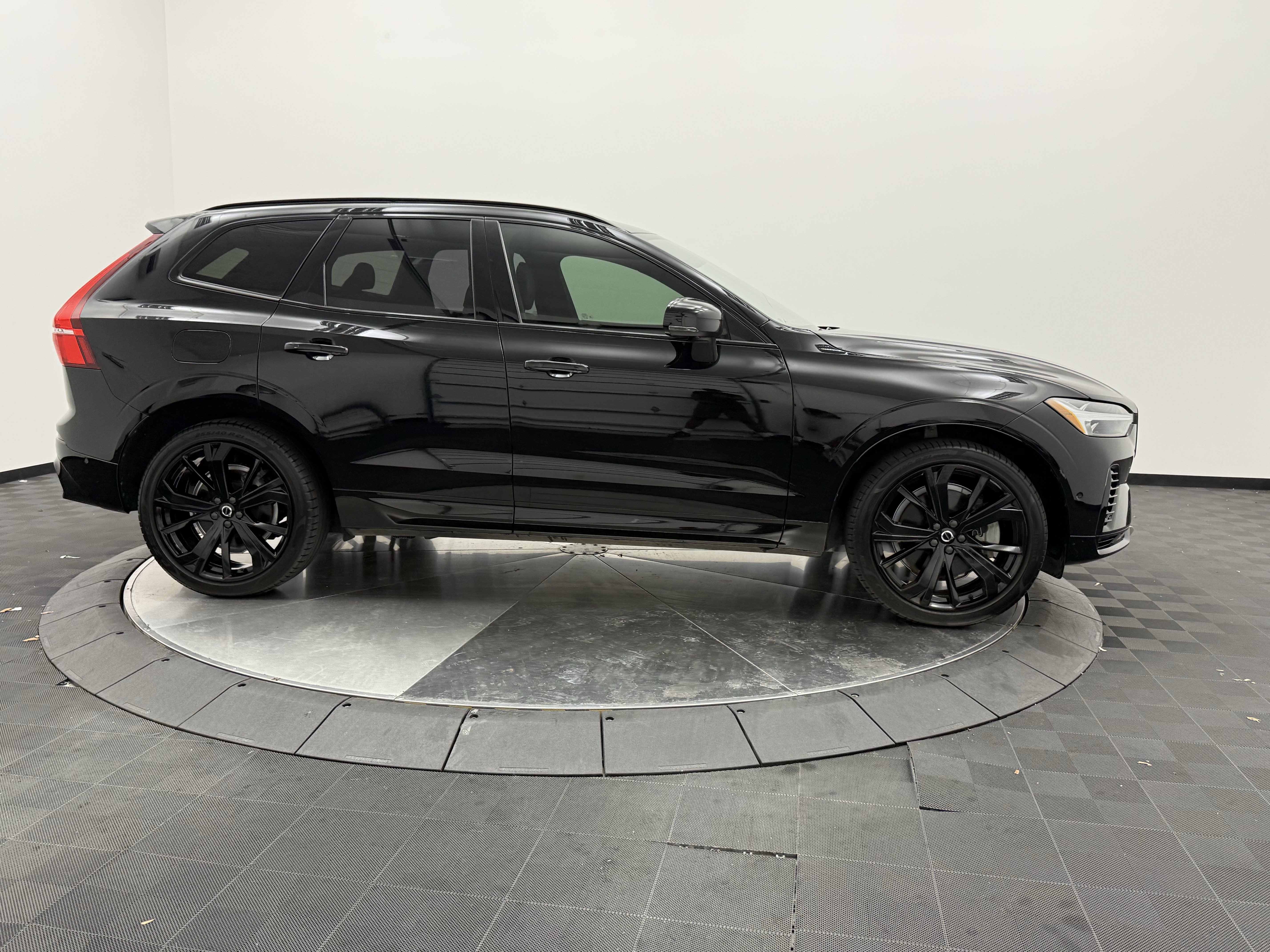 Certified 2024 Volvo XC60 T8 Ultimate w/ Protection Package Premier AWD/4WD image 8