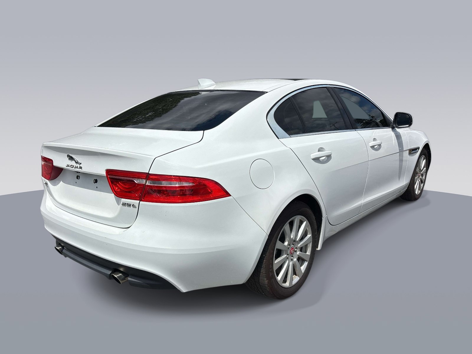 Used 2019 Jaguar XE RWD image 3