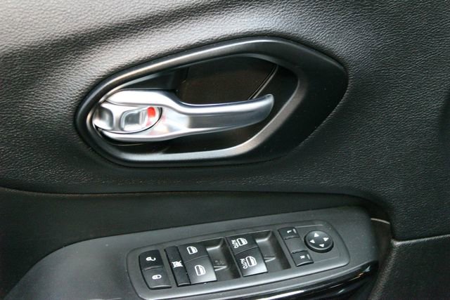 Used 2021 Jeep Cherokee Latitude Lux w/ Sun & Sound Group AWD/4WD image 17