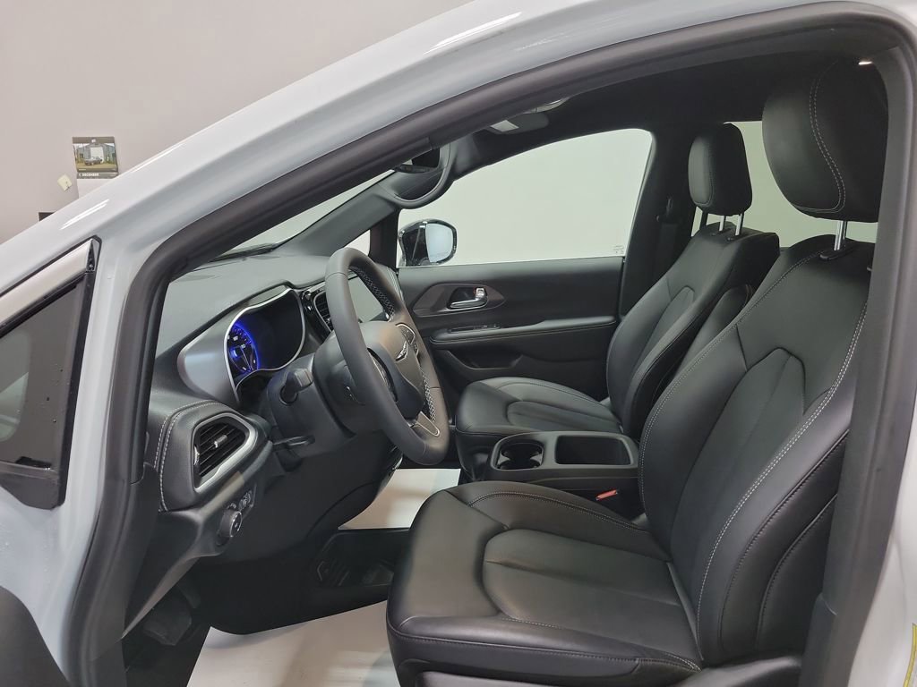 New 2026 Chrysler Pacifica Select image 12