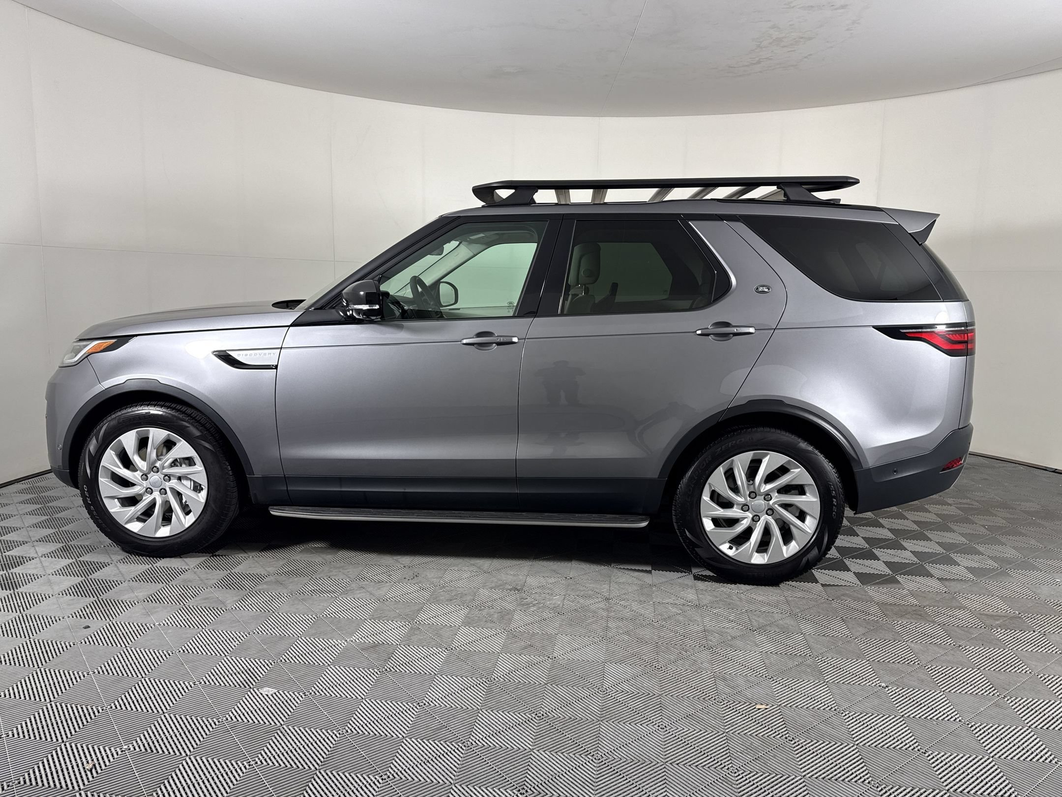 Used 2025 Land Rover Discovery S AWD/4WD image 2