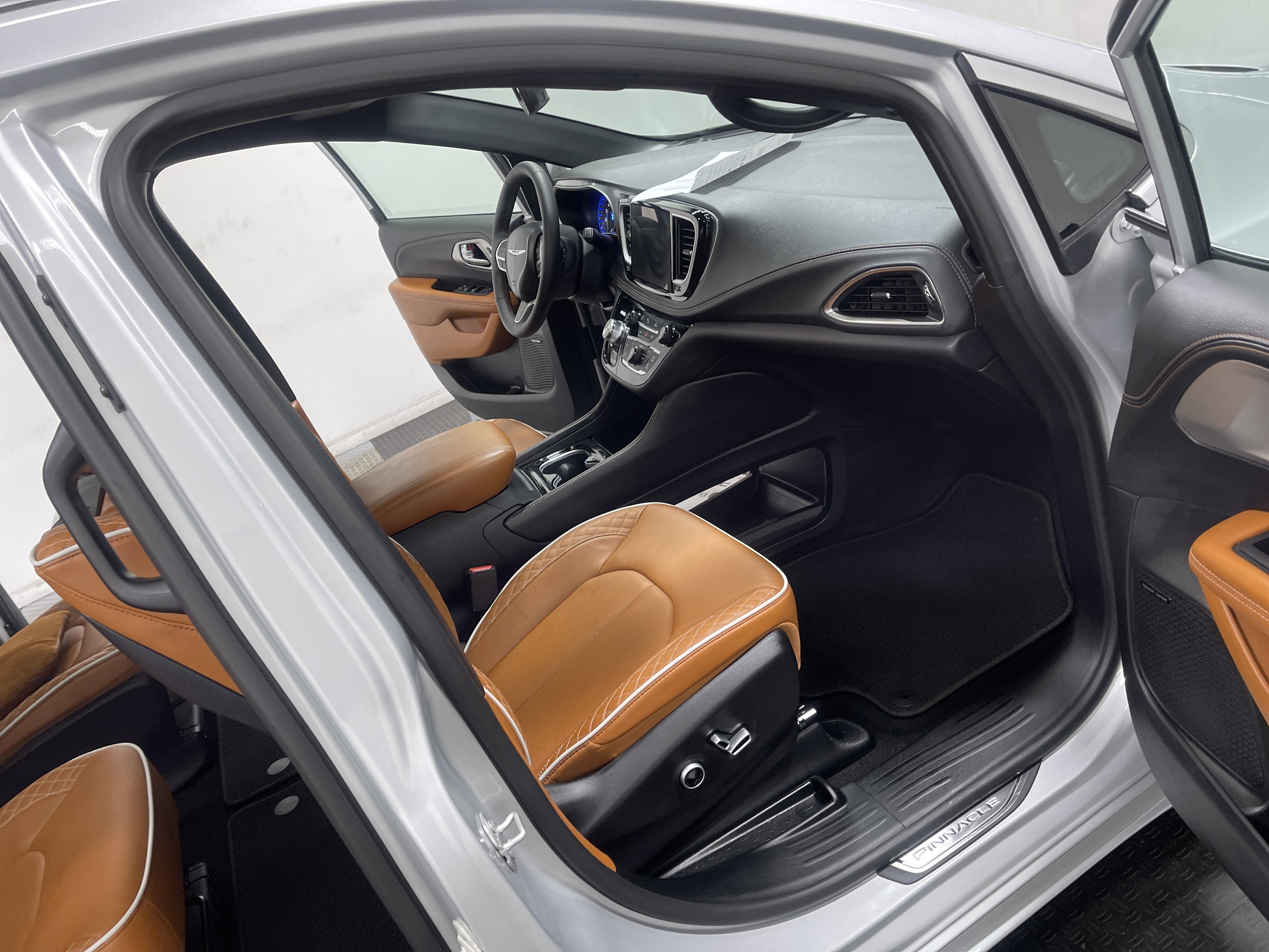 Used 2026 Chrysler Pacifica Pinnacle image 28