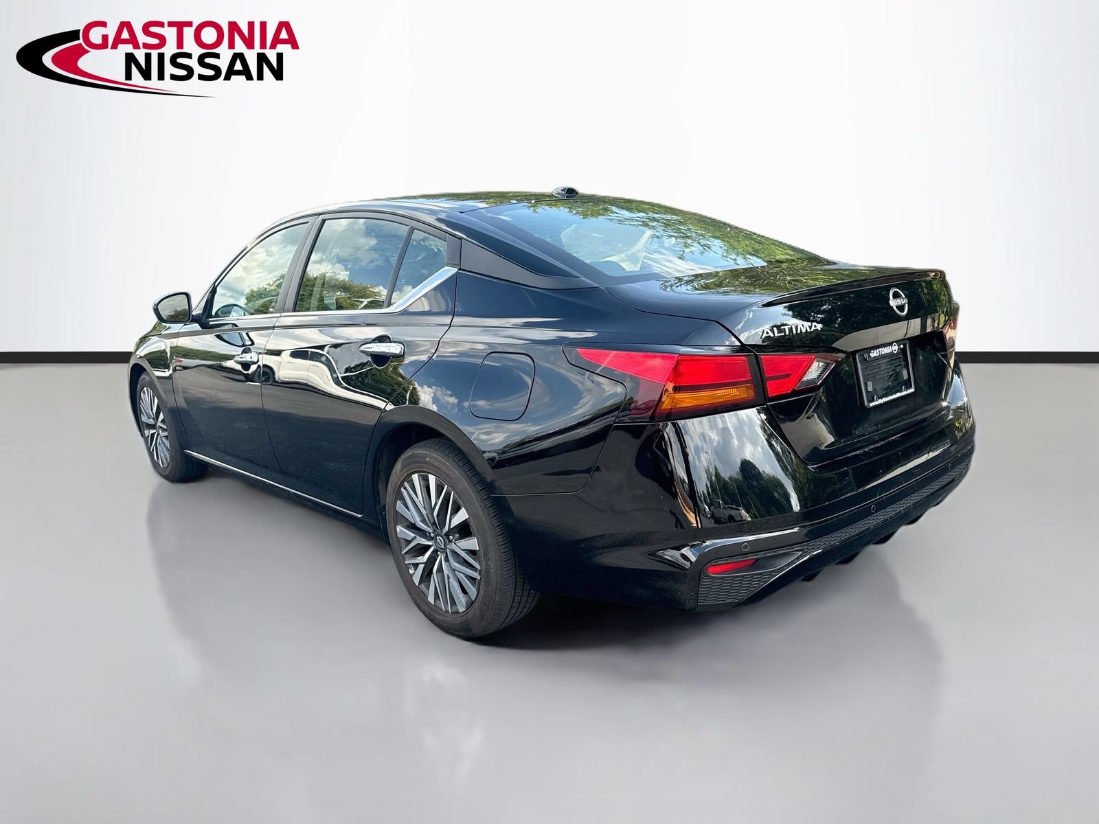 Used 2025 Nissan Altima 2.5 SV FWD image 6