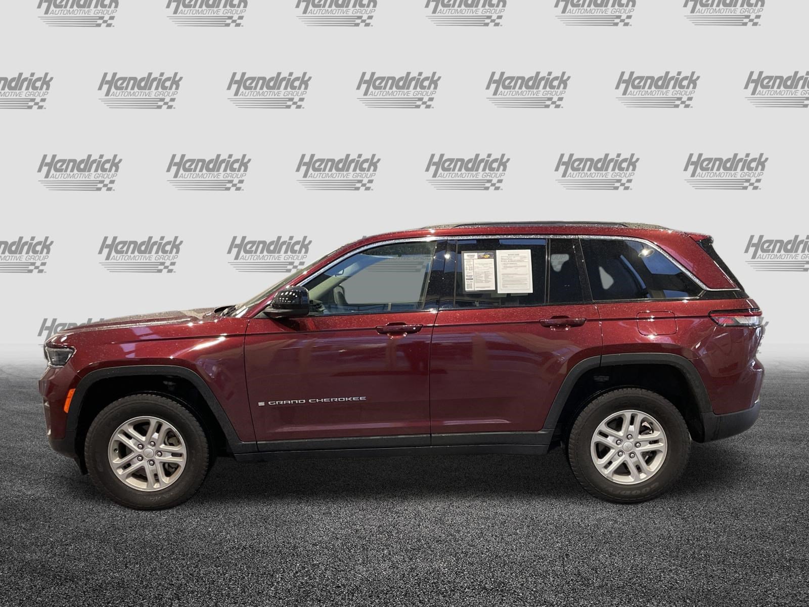Used 2023 Jeep Grand Cherokee Laredo w/ Luxury Tech Group I RWD image 7
