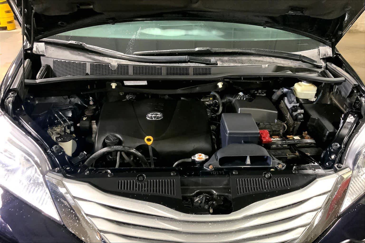 Used 2017 Toyota Sienna XLE FWD image 32