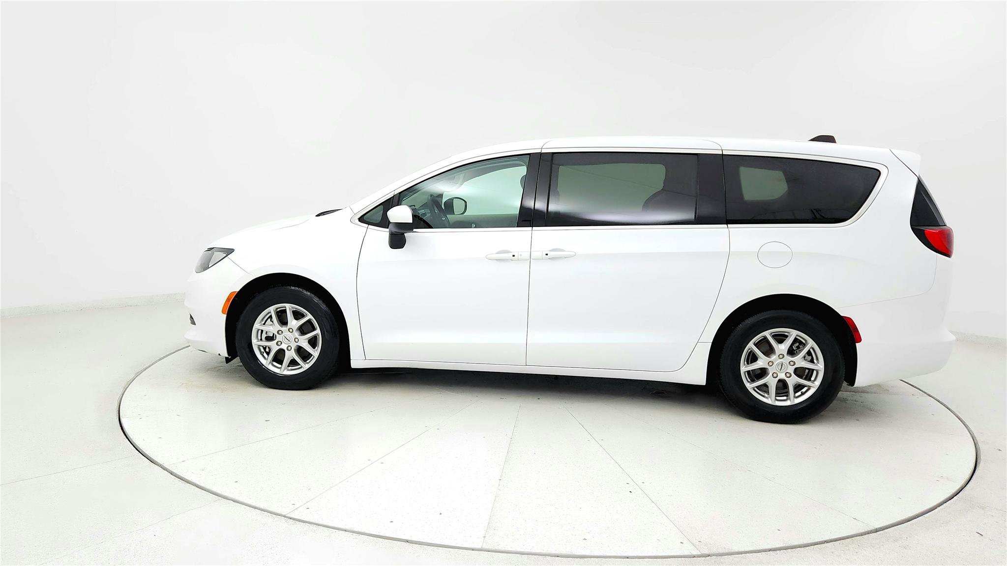 Used 2023 Chrysler Voyager LX FWD image 2
