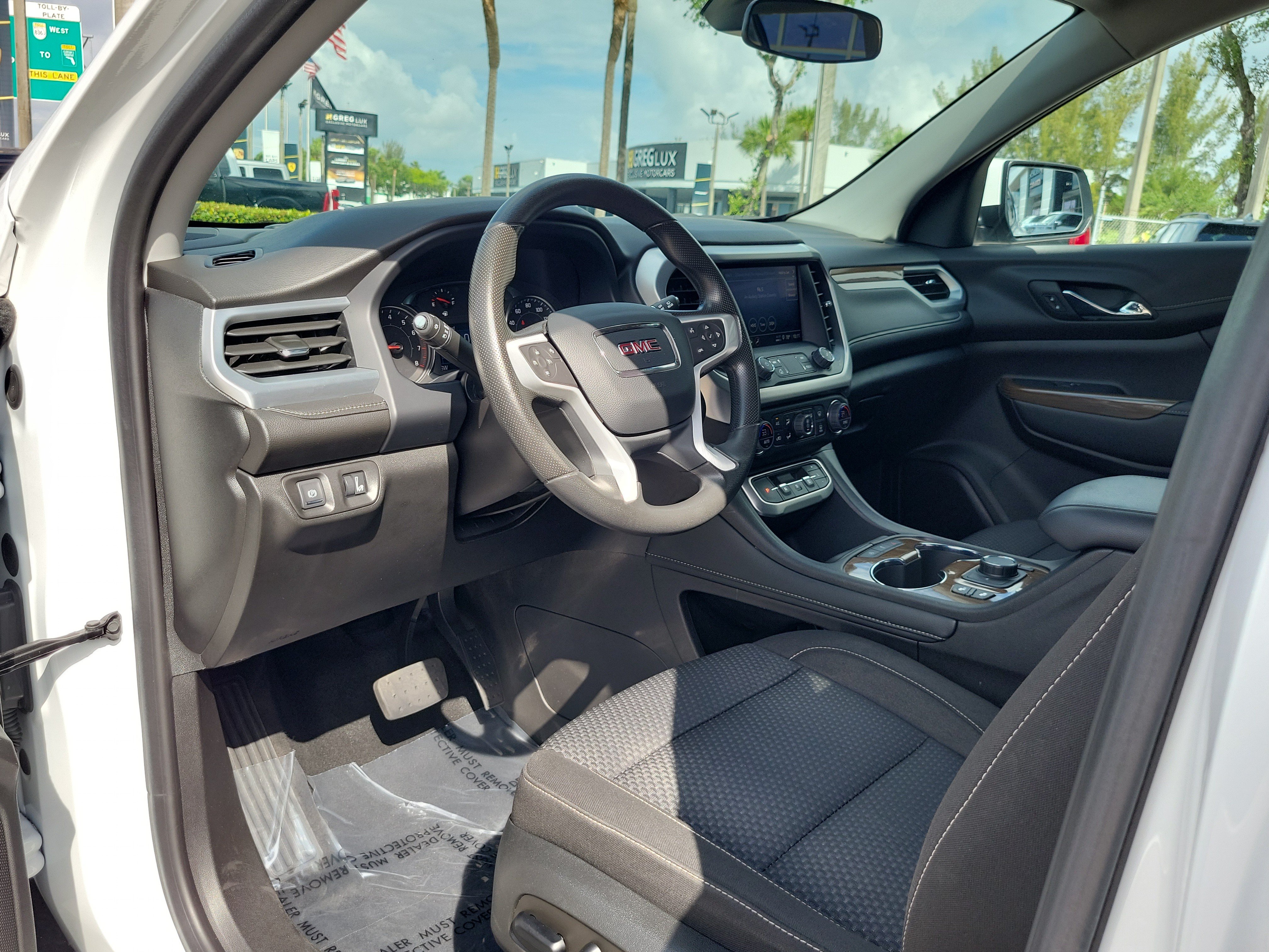 Used 2023 GMC Acadia SLE w/ Driver Convenience Package FWD image 9