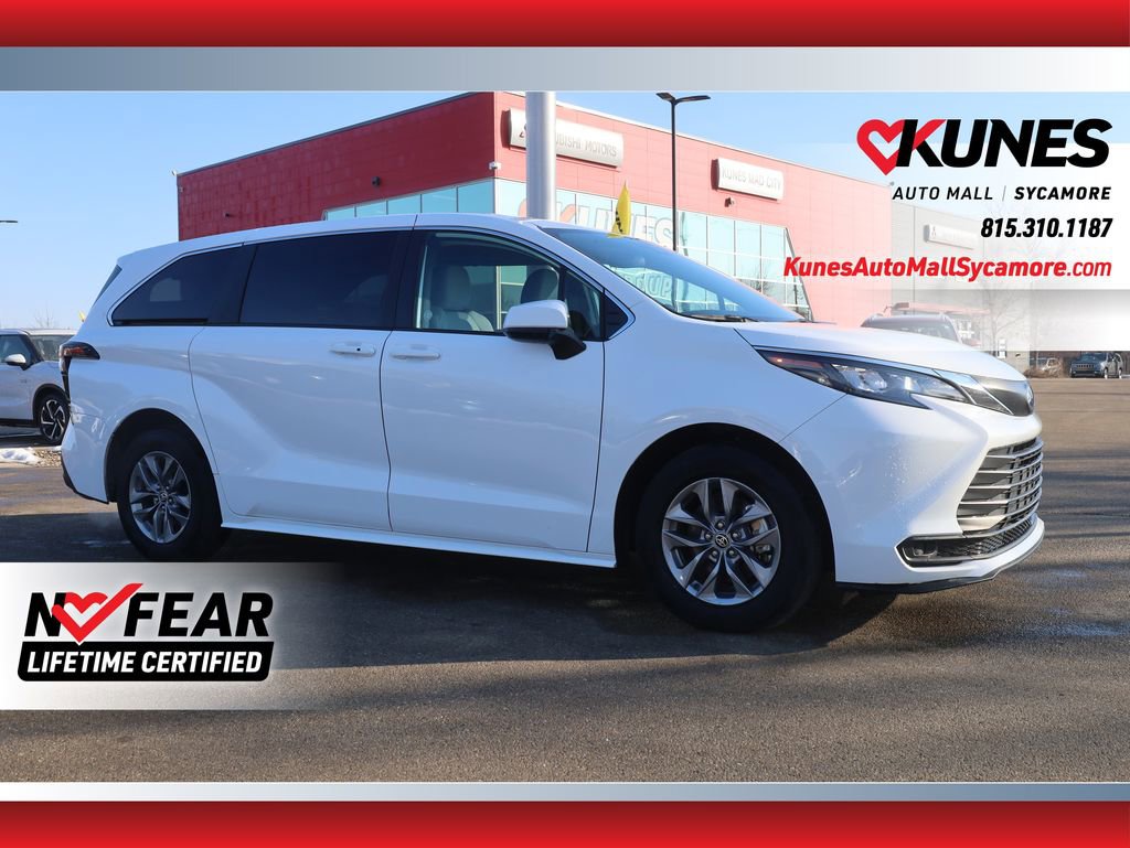 Used 2025 Toyota Sienna LE image 1