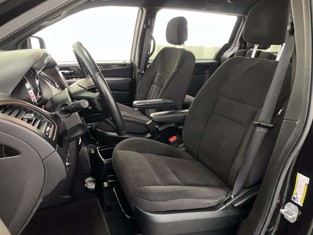 Used 2018 Dodge Grand Caravan SE FWD image 19