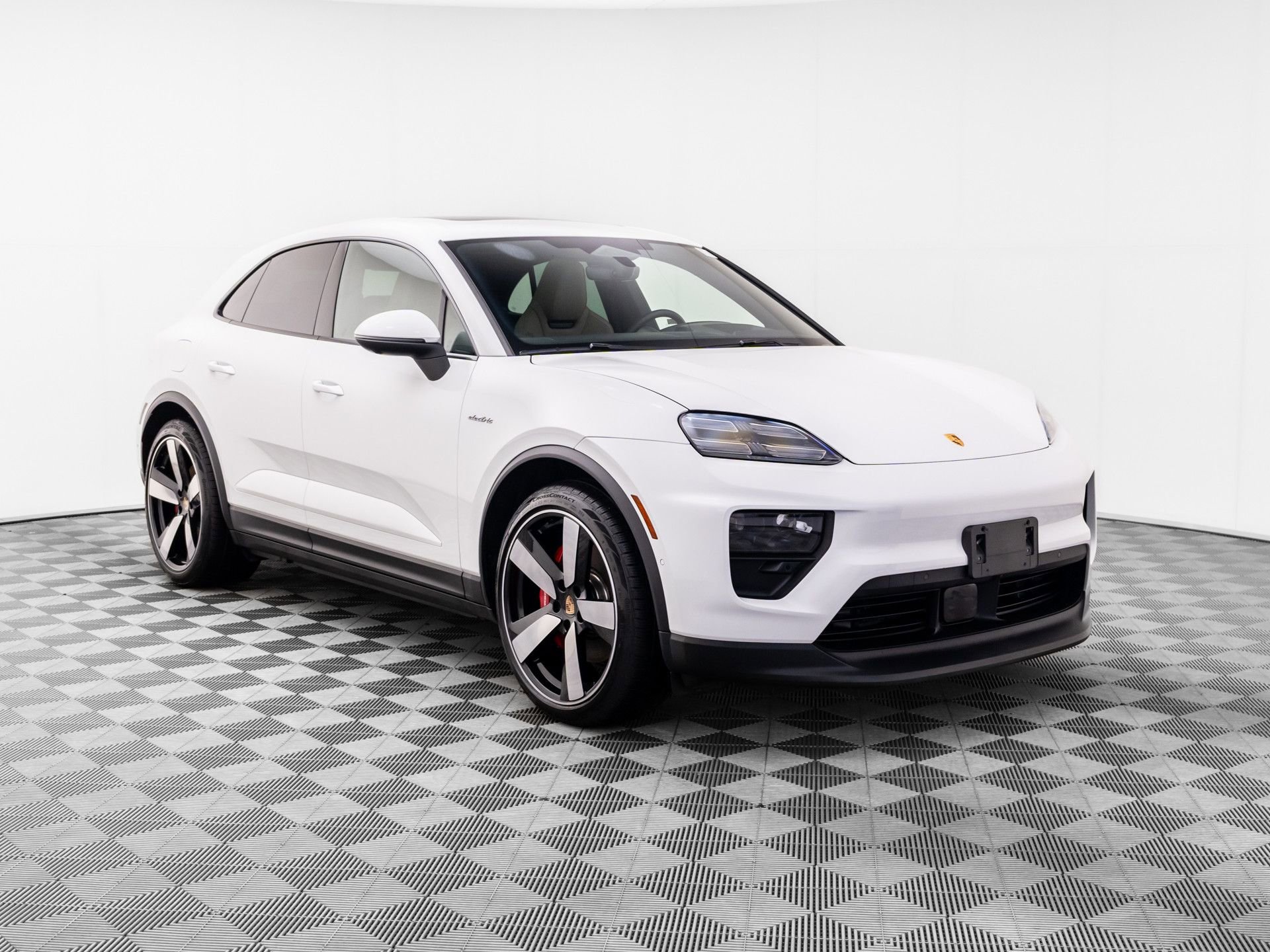 Certified 2025 Porsche Macan 4S Electric image 5