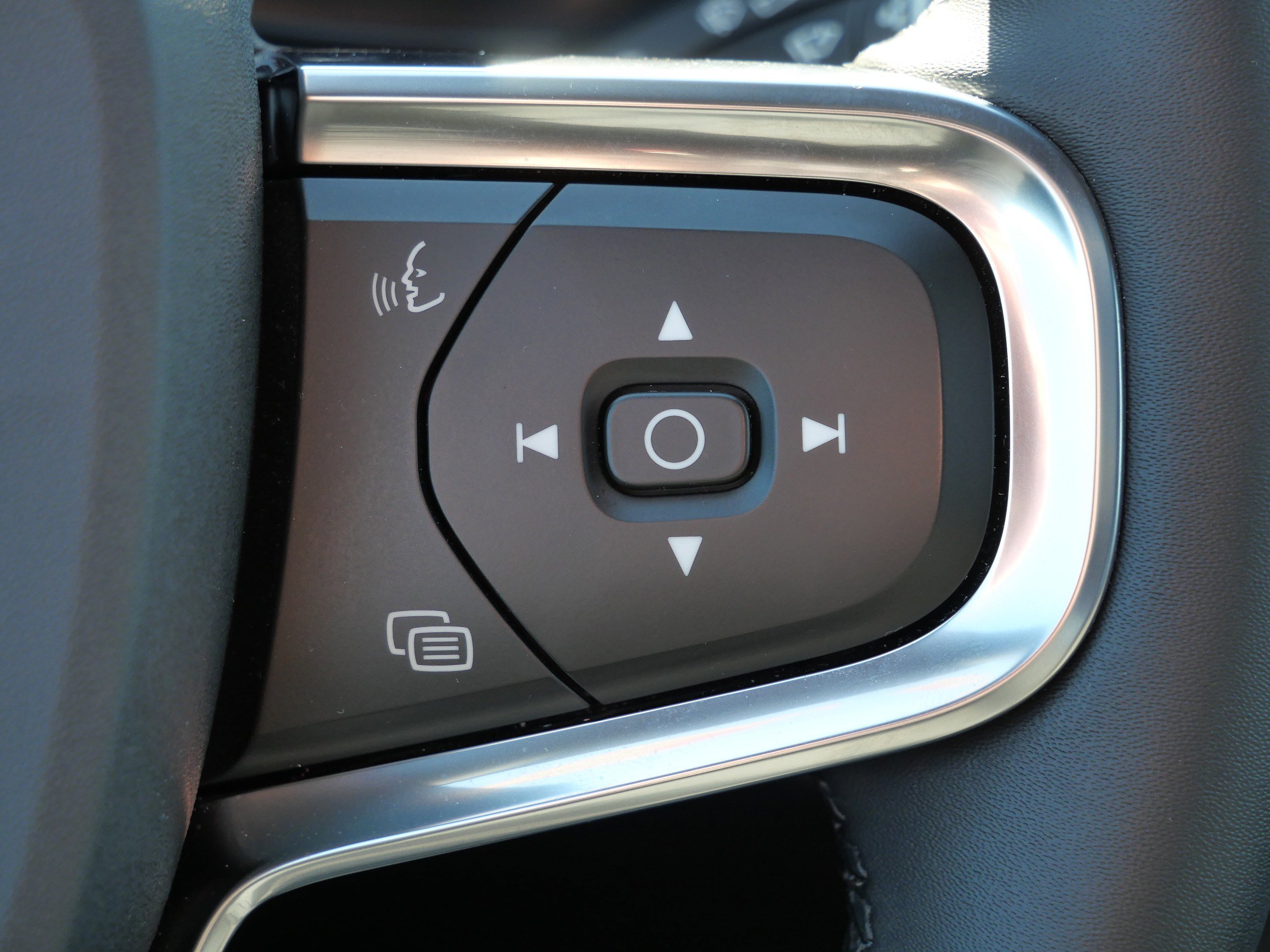 Used 2023 Volvo XC40 Recharge Ultimate image 32